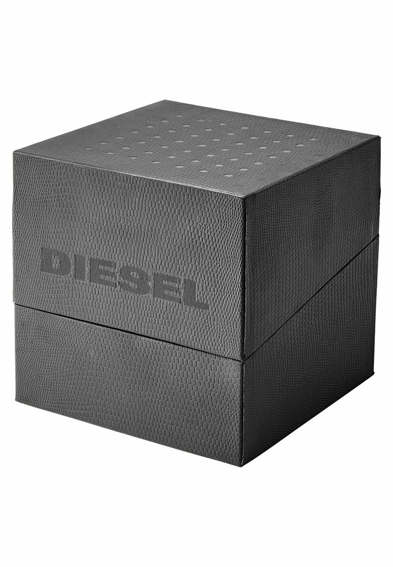 Scatola nera, strutturata, di forma quadrata con un coperchio. Presenta un motivo a punti in rilievo sulla parte superiore e la parola "DIESEL" impressa sulla parte anteriore.