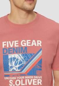 s.Oliver MIT ARTWORK UND FRONT - T-shirt print - himbeere