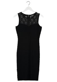 Abito nero senza maniche con sovrapposizione in pizzo sul colletto, forma aderente, tessuto testurizzato, lunghezza al ginocchio e chiusura con zip sul retro.