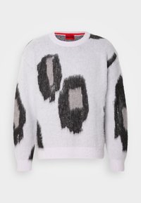 Rosa und weißer Pullover aus flauschigem Material mit Muster aus schwarzen und grauen abstrakten Formen, mit rundem Halsausschnitt und gerippten Bündchen.