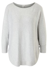 Helles graues Langarmpullover mit rundem Halsausschnitt und lockerer Passform. Der Stoff wirkt weich mit feiner Textur. An der Rückseite etwas länger geschnitten.