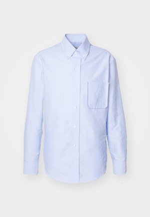 Hellblaues Langarmhemd aus Baumwolle. Mit Kentkragen, Knöpfen vorne und einer einzelnen Brusttasche. Schlichte Textur.