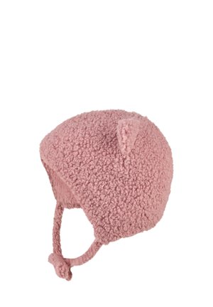 Weiche rosa Fleece-Babymütze mit Ohrenklappen, einem Kinnriemen und einem kleinen dreieckigen Dekorationsdetail oben.