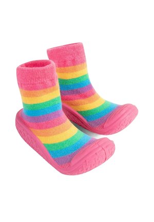 Chaussettes rayées colorées avec une semelle en caoutchouc rose. La partie supérieure présente des rayures arc-en-ciel dans des couleurs pastel et un poignet froncé rose.