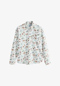 Camisa blanca de botones con un patrón de escena invernal, que presenta cabañas rojas, árboles verdes y colinas nevadas. Mangas largas y diseño de cuello clásico.