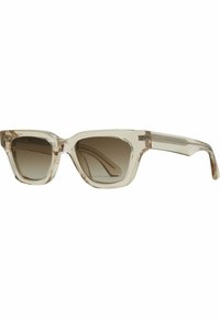 Lunettes de soleil avec monture transparente, verres dégradés marron, forme carrée et détails subtils sur les branches robustes.