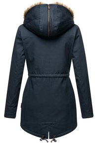 Mörkblå utomhusjacka med en huva klädd i fuskpäls, justerbar midja med dragsko och en något kurvad fåll. Har en slät, strukturerad yta.