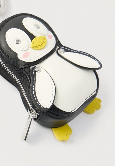 Φερμουάρ σε σχήμα πιγκουίνου, από μαύρο και λευκό δέρμα με κίτρινες λεπτομέρειες, διαθέτει ραμμένα σχέδια και υφή στην επιφάνεια.