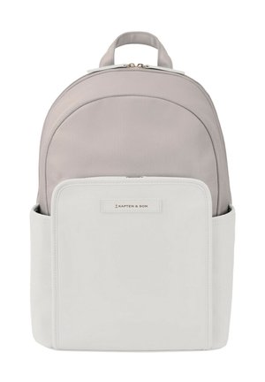 Sac à dos bicolore beige et gris clair avec une poignée supérieure, une poche avant, des poches latérales et le logo Kapten & Son sur la poche avant.