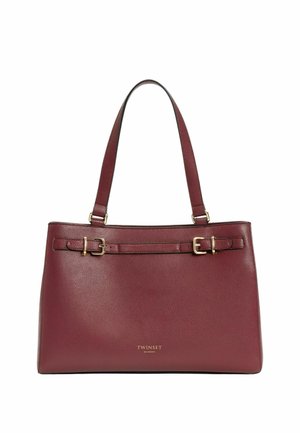 Borsa a tracolla in pelle bordeaux con doppie maniglie, dotata di hardware dorato e fibbie decorative. Texture liscia con una silhouette strutturata.