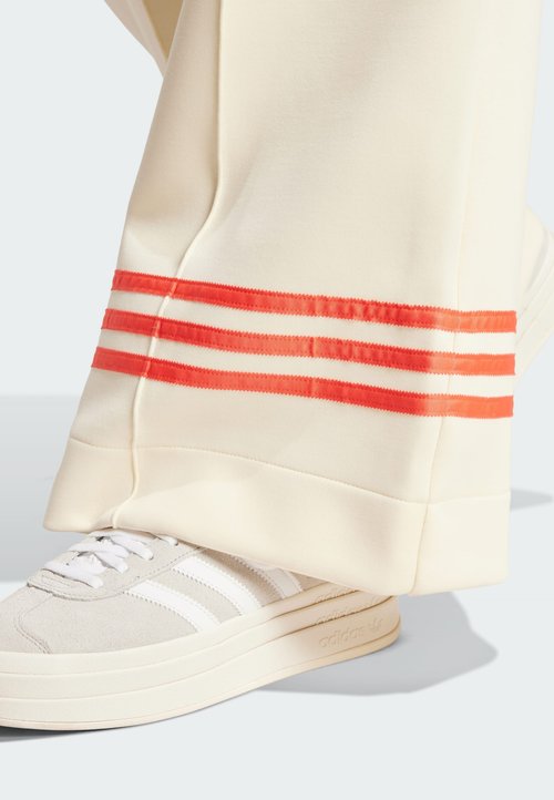adidas ADICOLOR NEUCLASSICS TRACK WIDE - Tracksuit bottoms - cream white real coral — photo 4