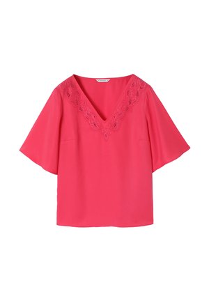Blouse rose avec un décolleté en V et une broderie complexe le long de l'encolure. Dotée de larges manches courtes et d'une texture lisse.
