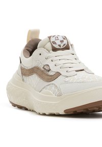 Sneaker beige con accenti in rete e suede, suola in gomma testurizzata, chiusura con lacci e patch con logo sulla linguetta; presenta un motivo geometrico.