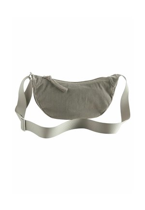 Petit sac bandoulière en tissu gris côtelé avec une fermeture éclair et une large bandoulière réglable, posé à plat sur un fond blanc.