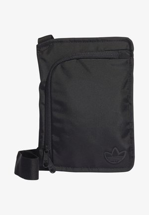 Czarna nylonowa torba na ramię z kieszenią na zamek, regulowanym paskiem i tonowym akcentem logo z przodu. Prostokątny kształt, gładka tekstura.