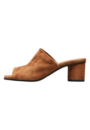 Mules ouvertes en daim marron avec un petit talon carré. Texture lisse, design minimaliste et un empeigne large pour le confort et la respirabilité.