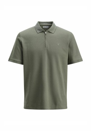Olivgrünes Poloshirt mit einem Viertelreißverschluss und einem strukturierten Muster. Es verfügt über ein kleines gesticktes Logo auf der Brust und einen klassischen Kragen.