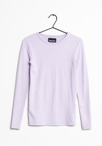 Světle fialový svetr s dlouhým rukávem vyrobený z ribbovaného materiálu. Má kulatý výstřih a štítek s nápisem "PIECES" na vnitřní straně výstřihu.