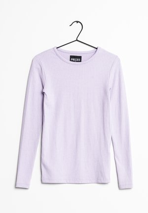 Haut long à manches de couleur violet clair en tissu côtelé. Présente un col rond et une étiquette portant la mention "PIECES" à l'intérieur du col.