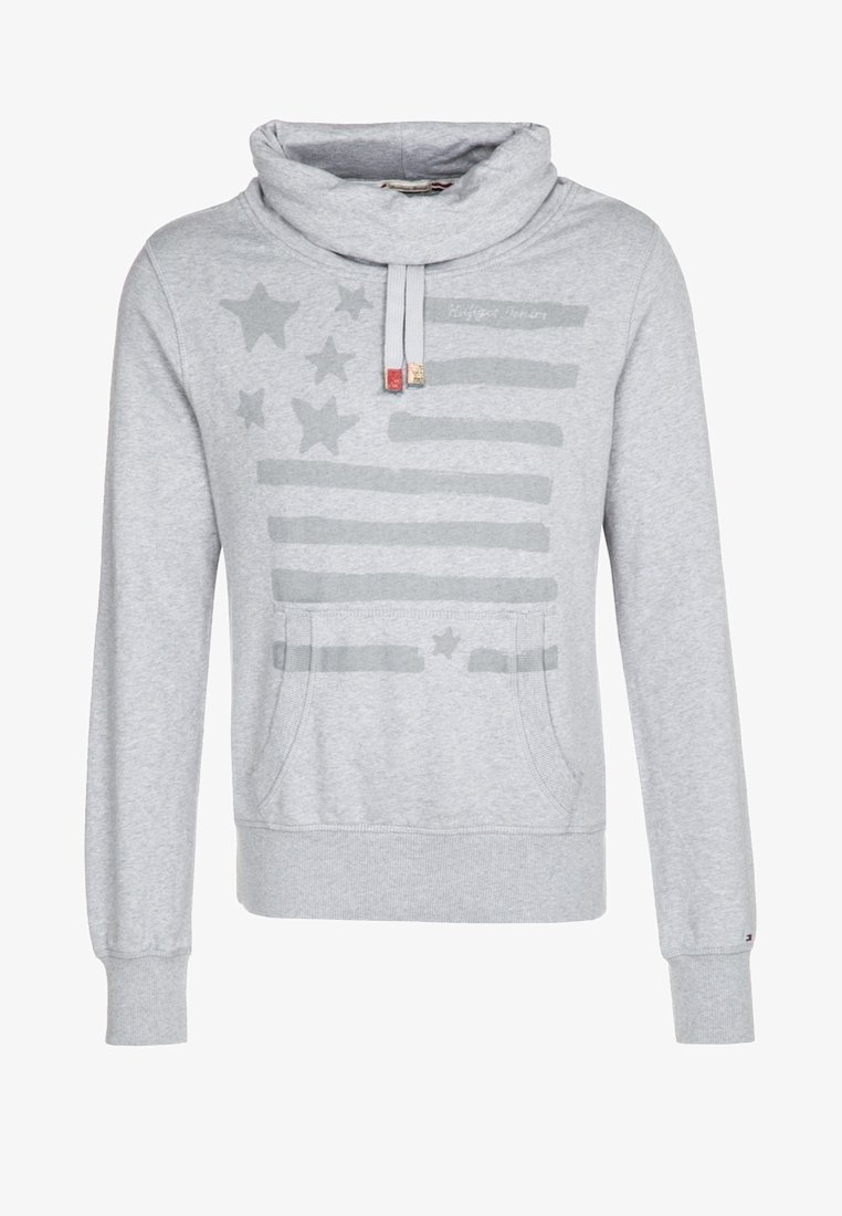 Světle šedá mikina s cowl krkem, přední kapsou a vybledlým designem hvězd a pruhů na hrudi.