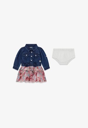 Robe en denim à manches longues avec jupe rose à motifs et shorts blancs couvrant la couche assortis pour une petite fille.
