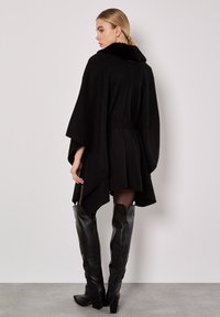 Apricot Poncho - black