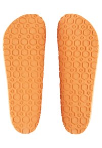 Deux semelles de chaussures orange, avec une texture en nid d'abeille et un bout arrondi. Les marquages de taille sont visibles, formant un motif de hexagones sur la surface.