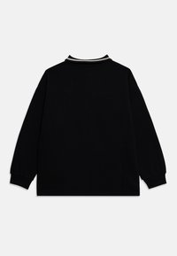 Schwarzes Langarmshirt mit klassischem Kragen und weißem Streifen, gerippten Bündchen und lässiger Passform. Schlichte Textur ohne Muster.