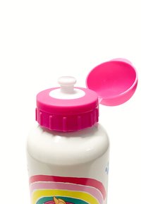 Bottiglia d'acqua in plastica bianca con un coperchio rosa, dotata di un pulsante bianco e un design circolare. Il corpo presenta un motivo arcobaleno e una grafica di animali.