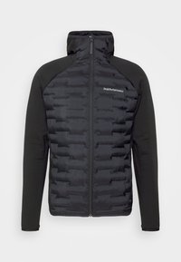 Polstret sort jakke med frontlynlås, med en quiltet torso og strækbare sorte ærmer. Logoet "PeakPerformance" på brystet.