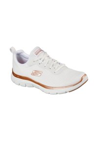 Chaussure de sport blanche avec tige en mesh, dotée d'un accent rose gold le long de la semelle et du branding. Design léger et flexible pour un confort optimal.