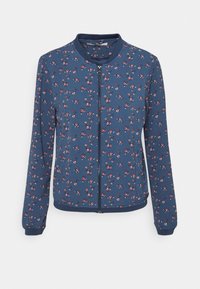 Veste bomber zippée bleue avec un petit motif floral rouge et blanc, col, poignets et taille côtelés, comprenant des poches avant.