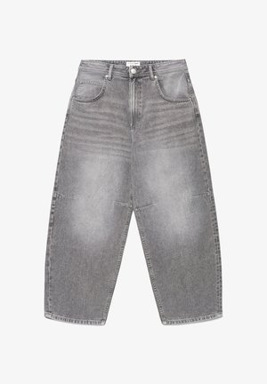 Pantaloni in denim grigio a gamba larga con finitura slavata, dotati di cinque tasche, chiusura con bottone e cuciture a contrasto. Stile informale con vestibilità comoda.