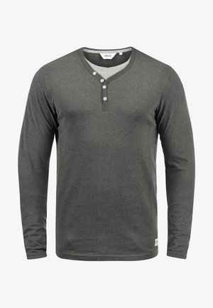 Langarmshirt in donkergrijs, gemaakt van zachte stof, met een henley-halslijn met drie knopen en een contrasterende lichtgrijze binnenkraag.