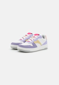 Zapatillas blancas con acentos en púrpura y rosa, que presentan un diseño de ante texturizado y una suela de goma blanca. Logo en la lengua y en el lado.