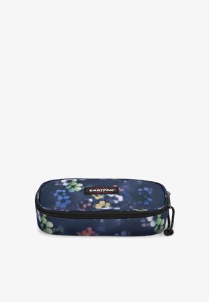 Estuche de lápices Eastpak, azul marino con estampado floral, cierre de cremallera, forma rectangular, tejido texturizado, con parche de marca en la parte frontal.