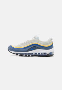 Tenisky Nike Air Max 97 s vlnitým designem v stříbrné, modré a žluté barvě. Síťovina a syntetické materiály s viditelnou vzduchovou jednotkou.