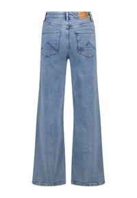 Jeans de mezclilla de pierna ancha en azul claro con cintura alta, que cuentan con dos bolsillos traseros y una etiqueta de cuero en la cinturilla. Textura suave.