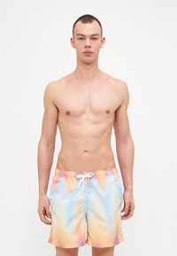 Muške kupaće hlače u gradijentnom tie-dye uzorku pastelno plave, ružičaste i žute boje; elastičan pojas s vezicom; lagana i glatka tekstura.