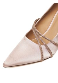 Ružičaste plišane baletanke šiljastog vrha s dva bež remena koji se križaju, ukrašena malim sjajnim rhinestonesima.
