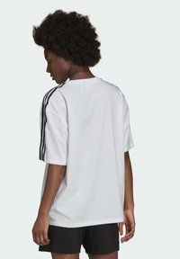 adidas Originals OVERSIZED ADICOLOR RELAXED - Apdrukāts T-krekls - white