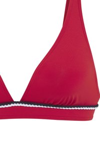 Červený bikini top s trojuholníkovým dizajnom, vyrobený z hladkej látky. Obsahuje čierno-biely vrkočový lem pozdĺž dolného okraja.
