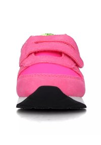 Scarpe da ginnastica rosa con una combinazione di materiali lisci e testurizzati, cinturini in Velcro, suola nera e design angolato.