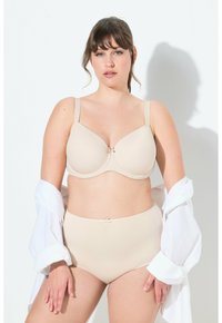Beige Lingerie-Set mit einem glatten, geformten BH und hochgeschnittenen Slips, beide mit zarten Verzierungen und einem kleinen Schleifenakzent.