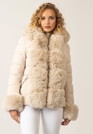 Beige Daunenjacke mit Kunstfellbesatz am Kragen und an den Manschetten, ausgestattet mit einem taillierten Design und einem steppartigen Muster für zusätzliche Wärme und Textur.