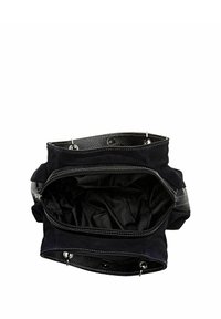 Černá semišová taška s širokým otvorem, zdobená prošitými detaily, stříbrným kováním a hladkým vnitřním podšívkou. Design umožňuje snadný přístup.