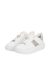 Sneaker bianchi con un accento in oro testurizzato e logo di lato. Presentano una suola piatta e un design con lacci, arricchito da accessori decorativi.