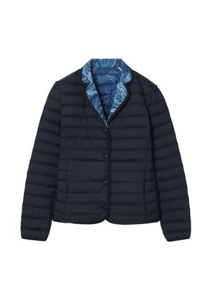 Doudoune bleu marine avec un design matelassé, dotée d'une doublure intérieure à motif cachemire bleu et de fermetures à boutons-pression sur le devant.