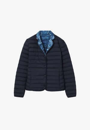 Jūras spēku zilas krāsas pūkaina jaka ar kvadrātveida izšuvumu dizainu, ietverot zilu paislija raksta iekšējo oderi un priekšpusē aizdares ar snap pogām.