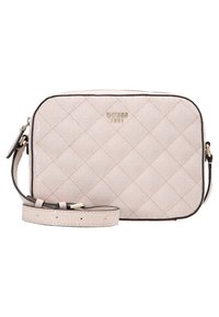 Borsa a tracolla sintetica beige imbottita con logo dorato, bordi neri, tracolla regolabile e superficie liscia. Presenta una forma rettangolare.